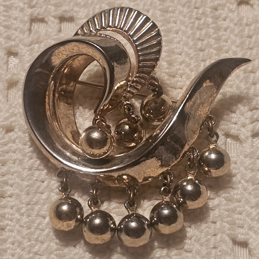 VTG 50s Retro Crown Trifari Swirl Dangle Ball Charms Goldtone 2" Brooch Pin